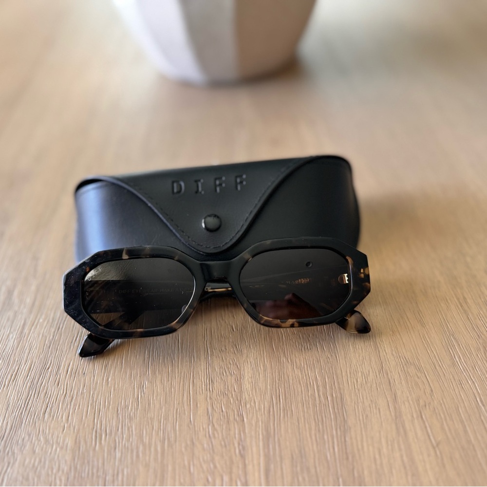 Diff Eyewear Tortoise Sunglasses with Black Case